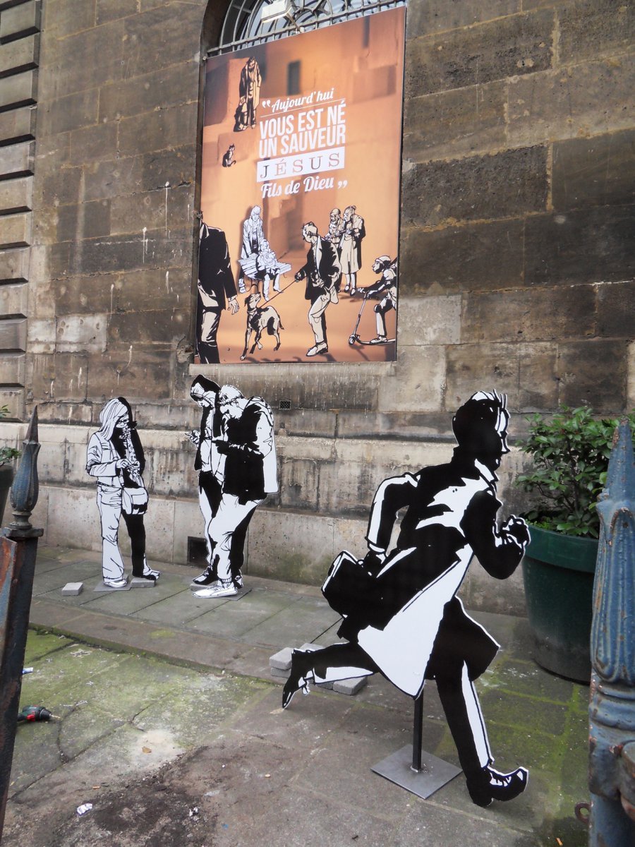 Crèche contemporaine avec ses silhouettes à Notre-Dame-de-Lorette (9e). 