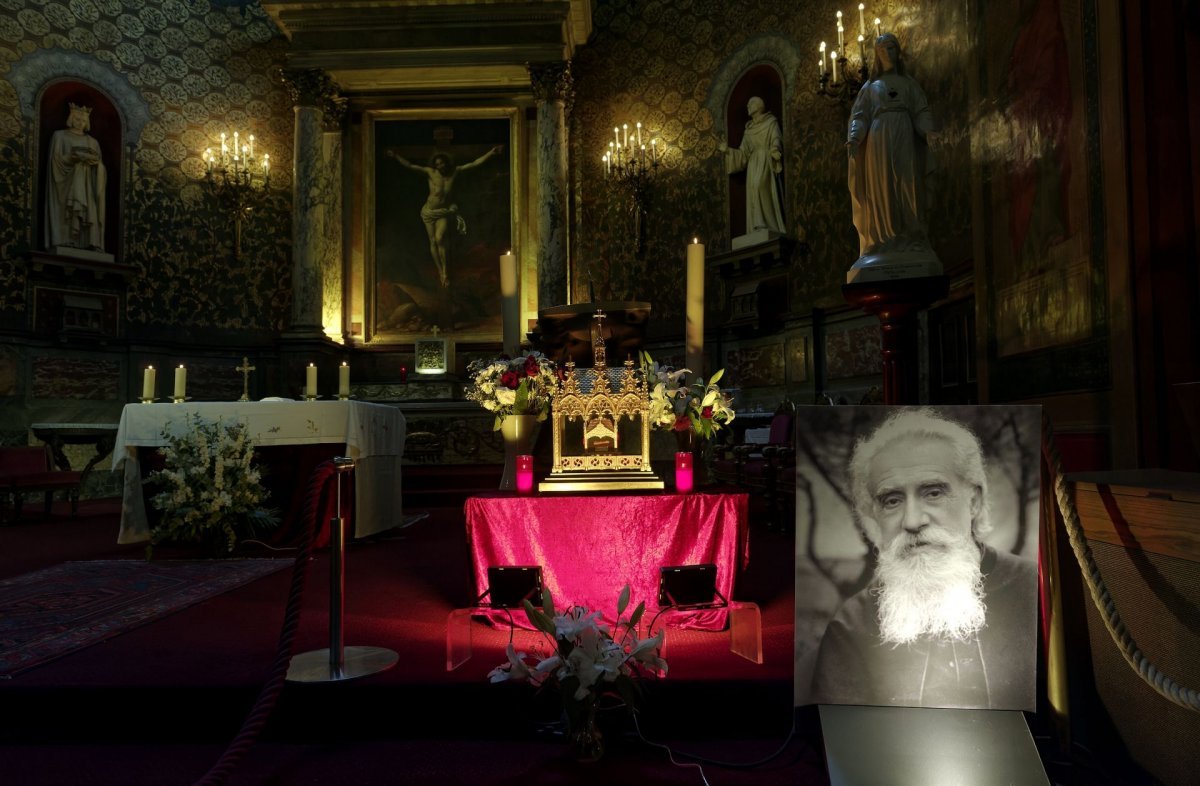 Vénération des reliques du bienheureux Vladimir Ghika à Saint-Louis d'Antin. © Trung Hieu Do / Diocèse de Paris.