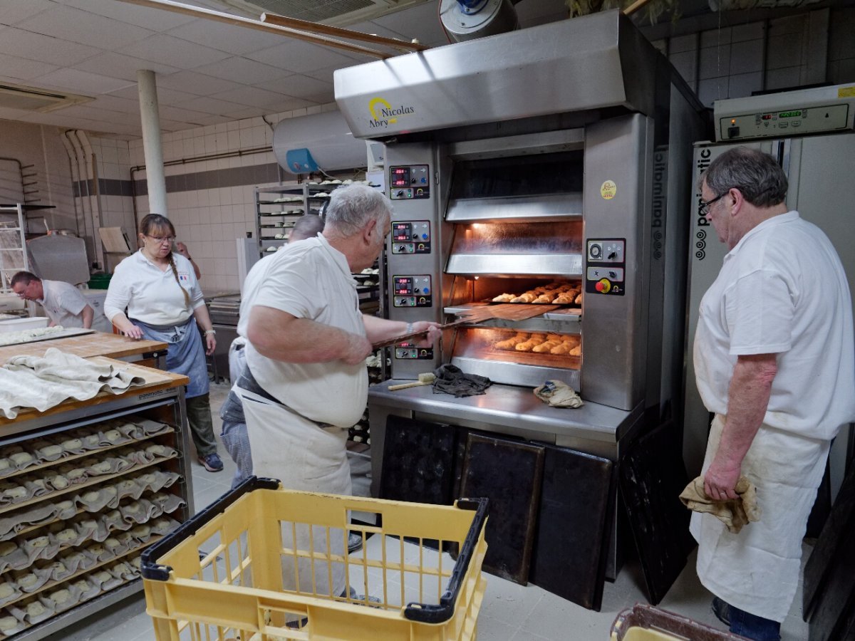 Préparation des petits pains de sainte Geneviève. © Yannick Boschat / Diocèse de Paris.