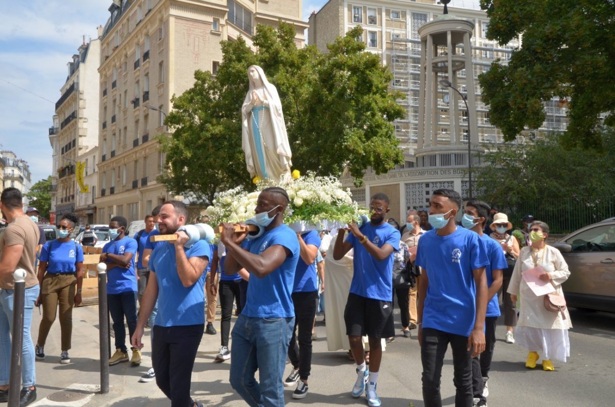 Fête de l'Assomption de la Vierge Marie : procession dans Paris. © Michel Pourny / Diocèse de Paris.