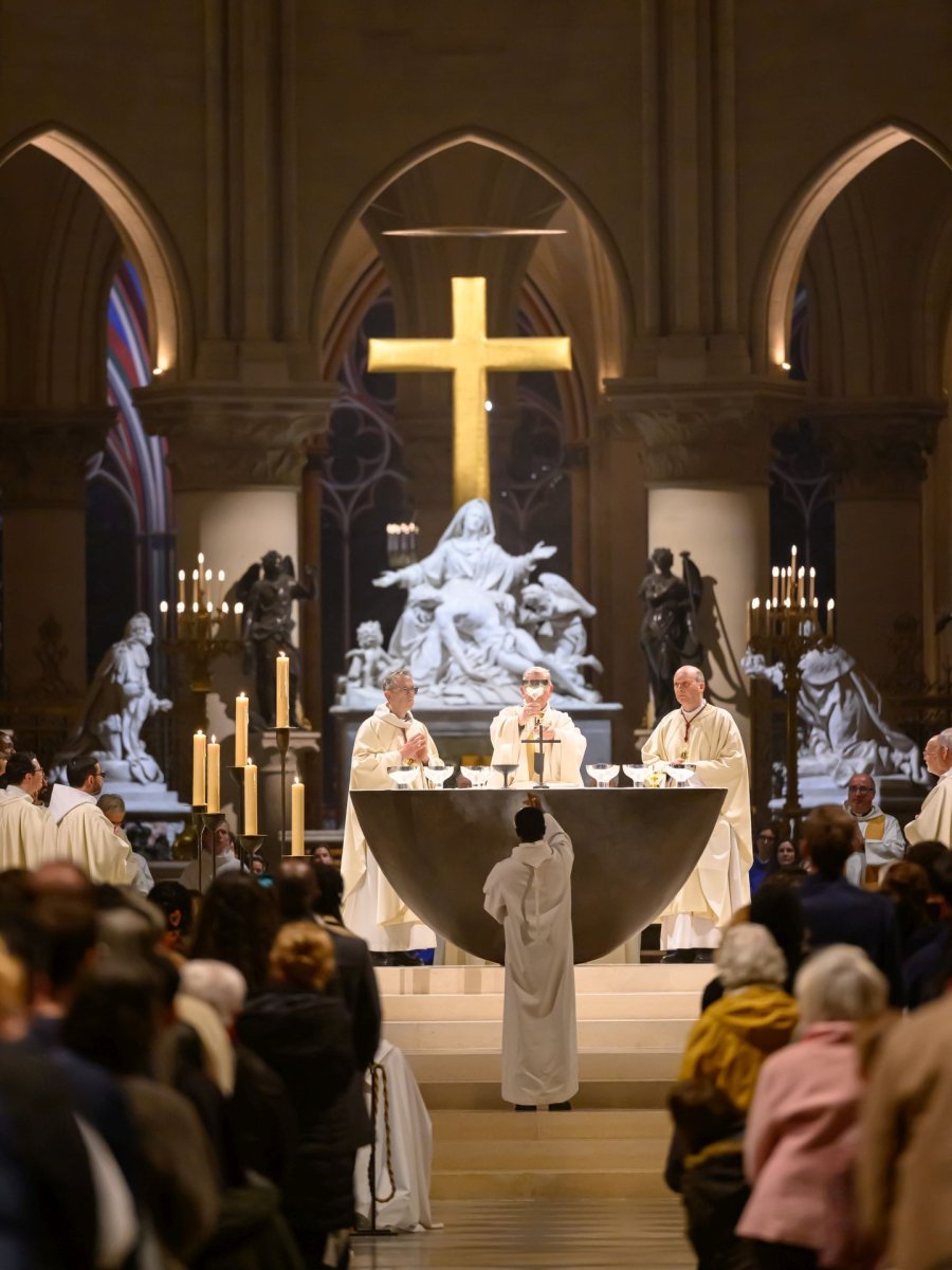 Vigile pascale à Notre-Dame de Paris 2025. © Jean-Baptiste Delerue.