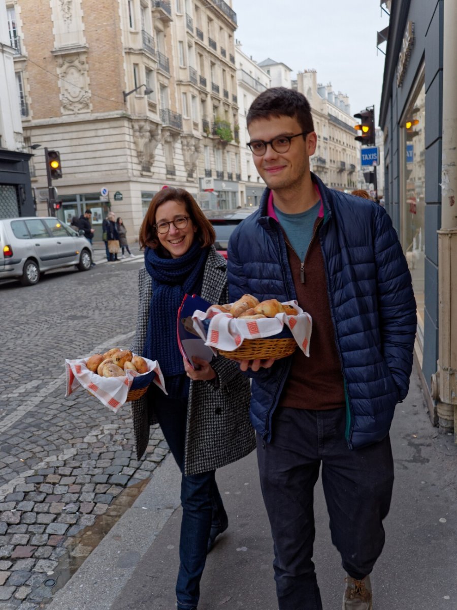 Partage des petits pains de sainte Geneviève par Notre-Dame de Grâce de (…). © Yannick Boschat / Diocèse de Paris.