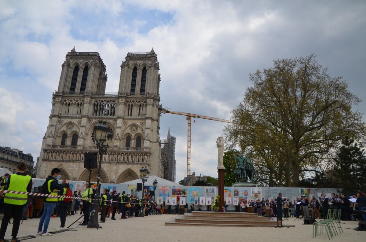 Marche vers Notre-Dame de Paris. © Michel Pourny.