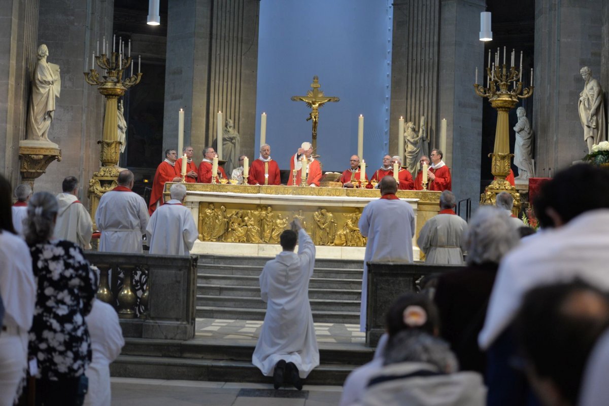 Confirmation des adultes au cours de la Vigile de Pentecôte 2023, (…). © Marie-Christine Bertin / Diocèse de Paris.