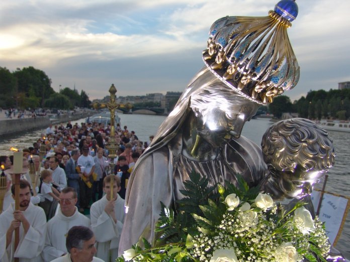 Août : Pèlerinage fluvial autour de Notre-Dame de Paris. Près de 5 000 pèlerins ont embarqués sur 8 bateaux à la veille du 15 août. 