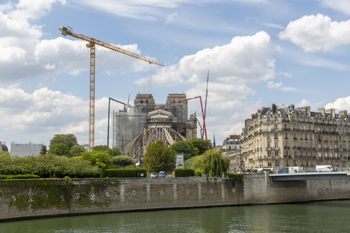 Le ballet des grues et des nacelles vient dégager la croisée du transept de (…). 11 juin 2020 © C2RMF / Alexis Komenda.