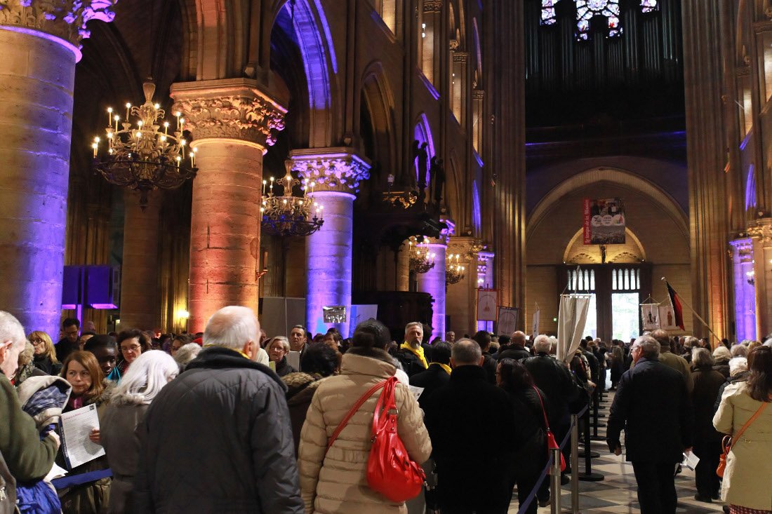 Dans la cathédrale, chacun a pu effectuer un parcours amenant sur le parvis. © Yannick Boschat / Diocèse de Paris.