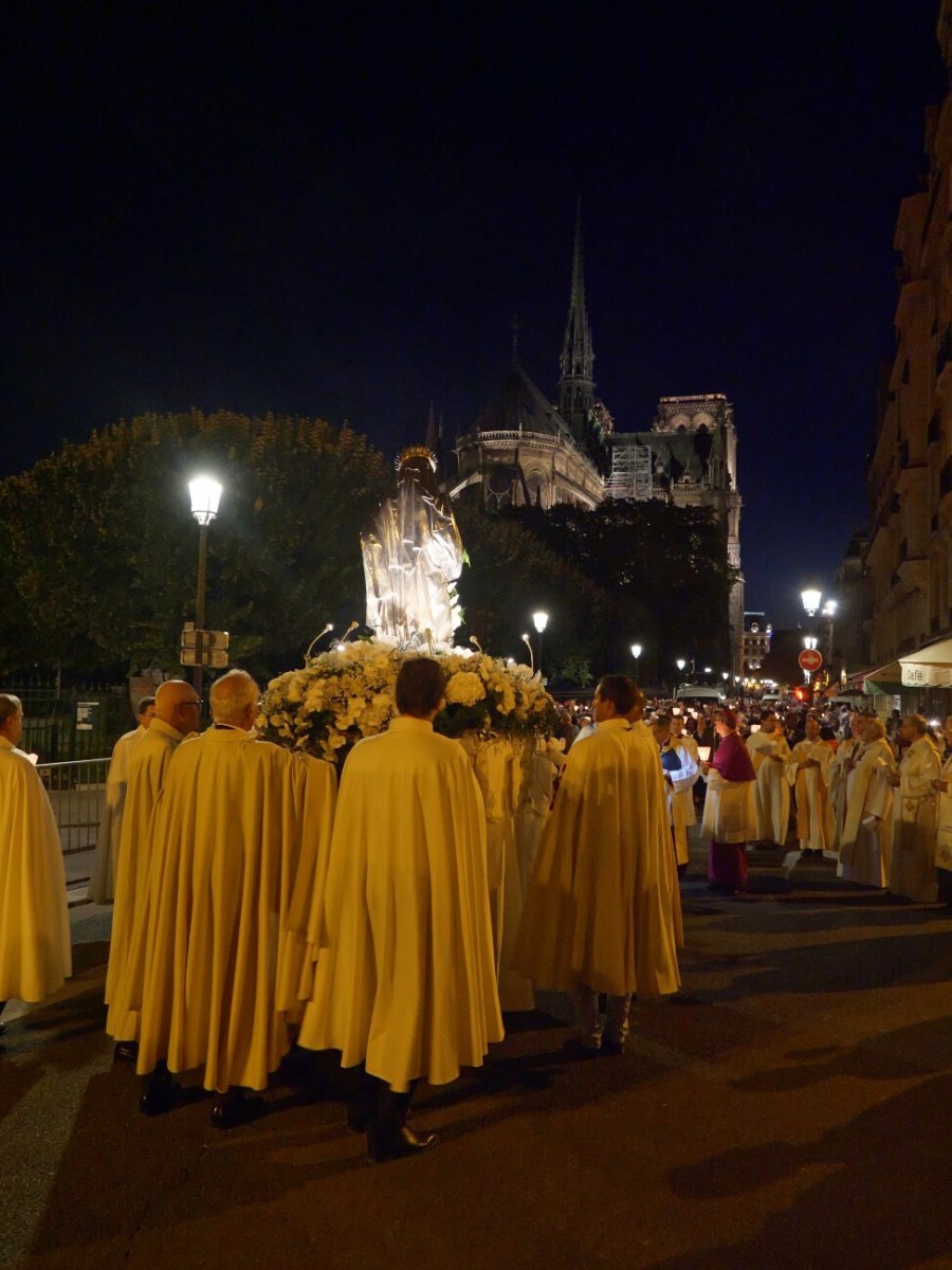 Procession sur l'île de la Cité. © Yannick Boschat / Diocèse de Paris.