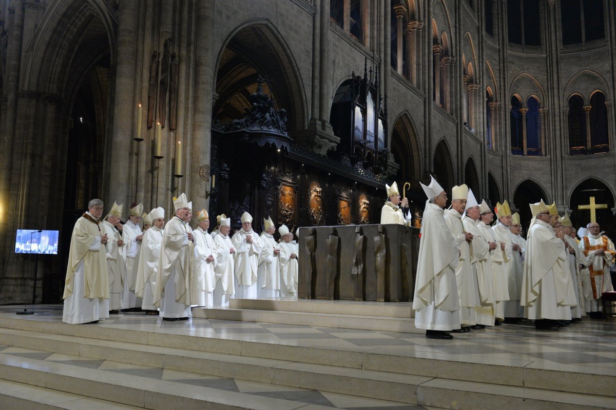 Prière mariale. © Marie-Christine Bertin / Diocèse de Paris.