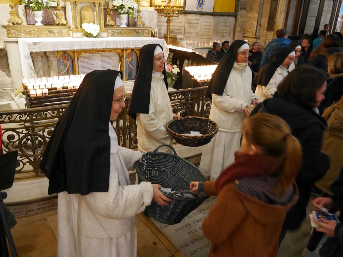 Avant de partir, chacun a pu laisser ses intentions de prière à Notre-Dame (…). © Yannick Boschat / Diocèse de Paris.