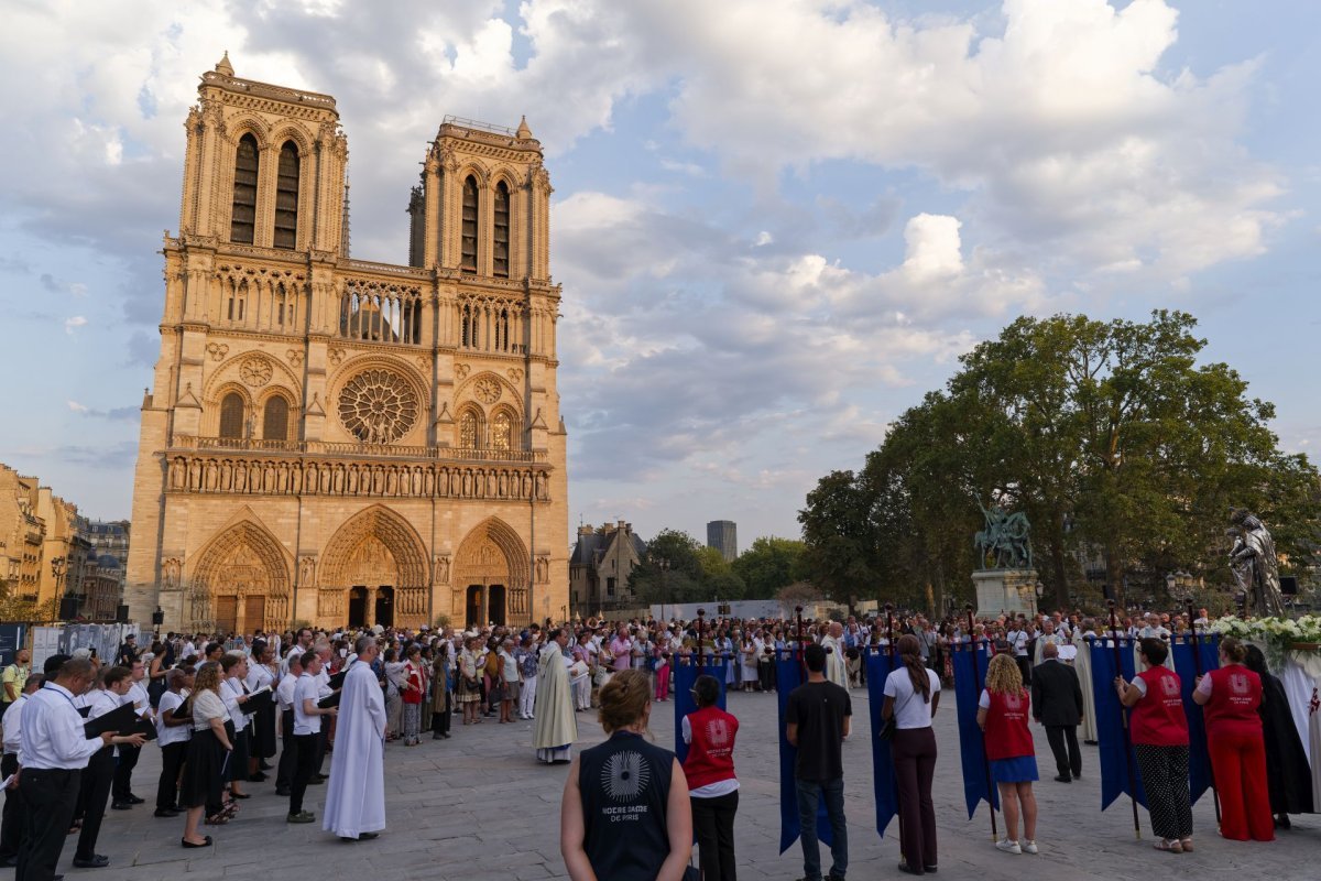 Veille de l'Assomption 2026 : proclamation de l'Évangile et (…). © Yannick Boschat / Diocèse de Paris.