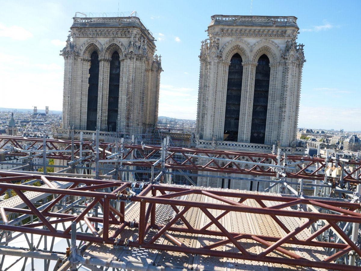 Notre-Dame de Paris. Vue sur le pignon ouest, entre les deux tours de Notre-Dame, orné originellement d'une statue de l'ange de l'Apocalypse, sauvée après l'incendie avec la société de maçons (…) © Laurence Faure / Diocèse de Paris.