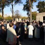 Prière pour les prêtres défunts au cimetière Montparnasse