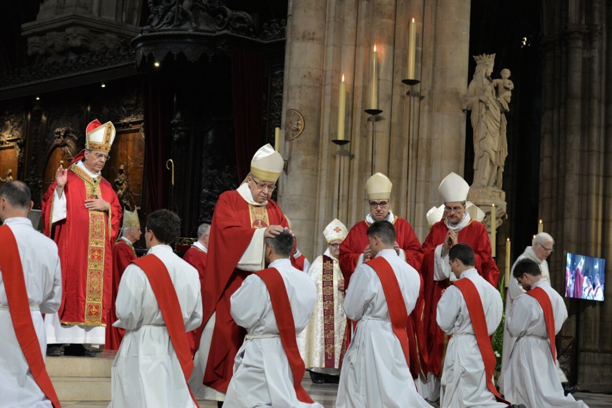 L'imposition des mains est le signe de la continuité du sacrement de (…). © Marie-Christine Bertin / Diocèse de Paris.