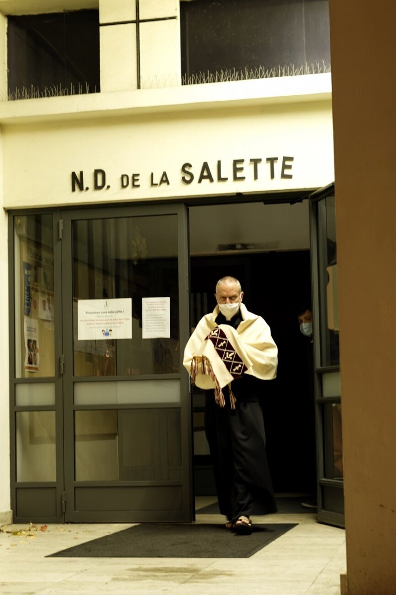 Bénédiction du quartier de Notre-Dame de la Salette - novembre 2020. © Trung Hieu Do / Diocèse de Paris.