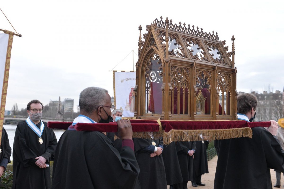 Messe solennelle, bénédiction de Paris et procession de la châsse de sainte (…). © Marie-Christine Bertin / Diocèse de Paris.