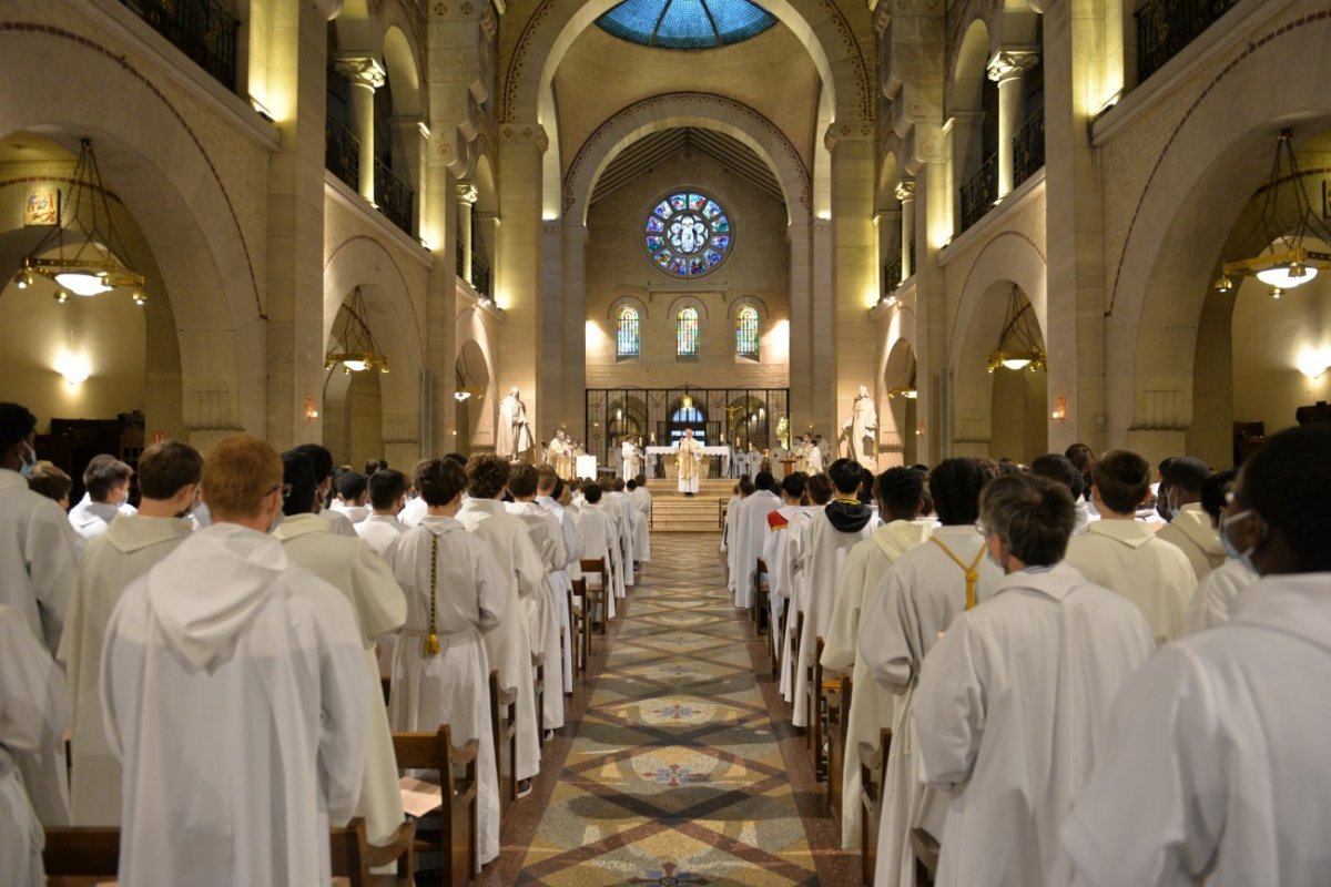 Rassemblement des servants et servantes de la liturgie. © Marie-Christine Bertin / Diocèse de Paris.