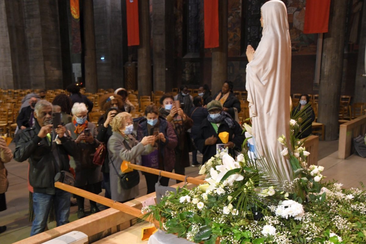 Procession mariale pour la paix. © Michel Pourny / Diocèse de Paris.