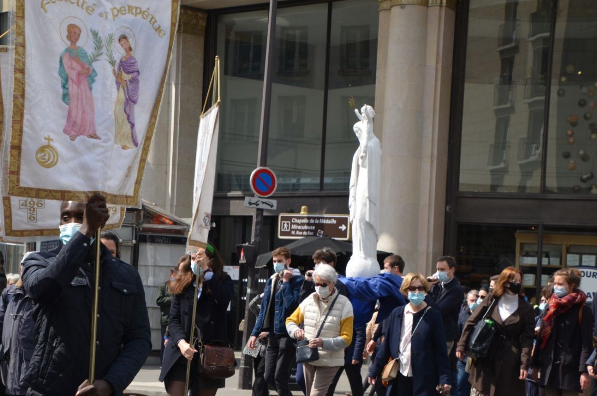 Marche vers Notre-Dame de Paris. © Michel Pourny.