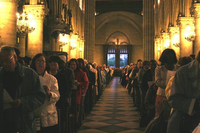 L'assemblée en prière. Plus de 4000 personnes s'étaient rassemblées. © Armelle de Brichambaut.