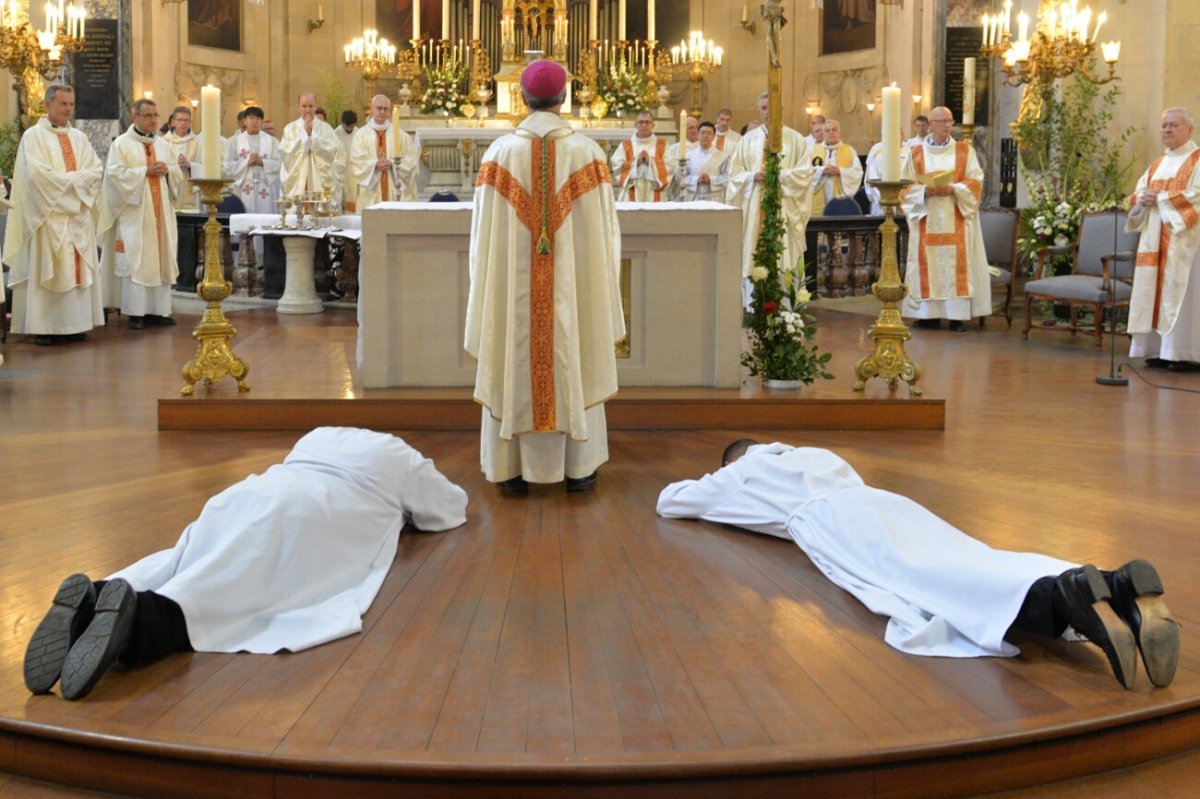 Ordinations diaconales en vue du sacerdoce 2019. Par Mgr Denis Jachiet, évêque auxiliaire de Paris, le 22 septembre 2019 à Saint-Paul-Saint-Louis. © Marie-Christine Bertin / Diocèse de Paris.