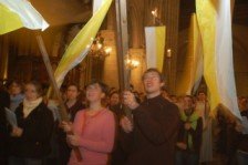 étudiants avec banderoles. 