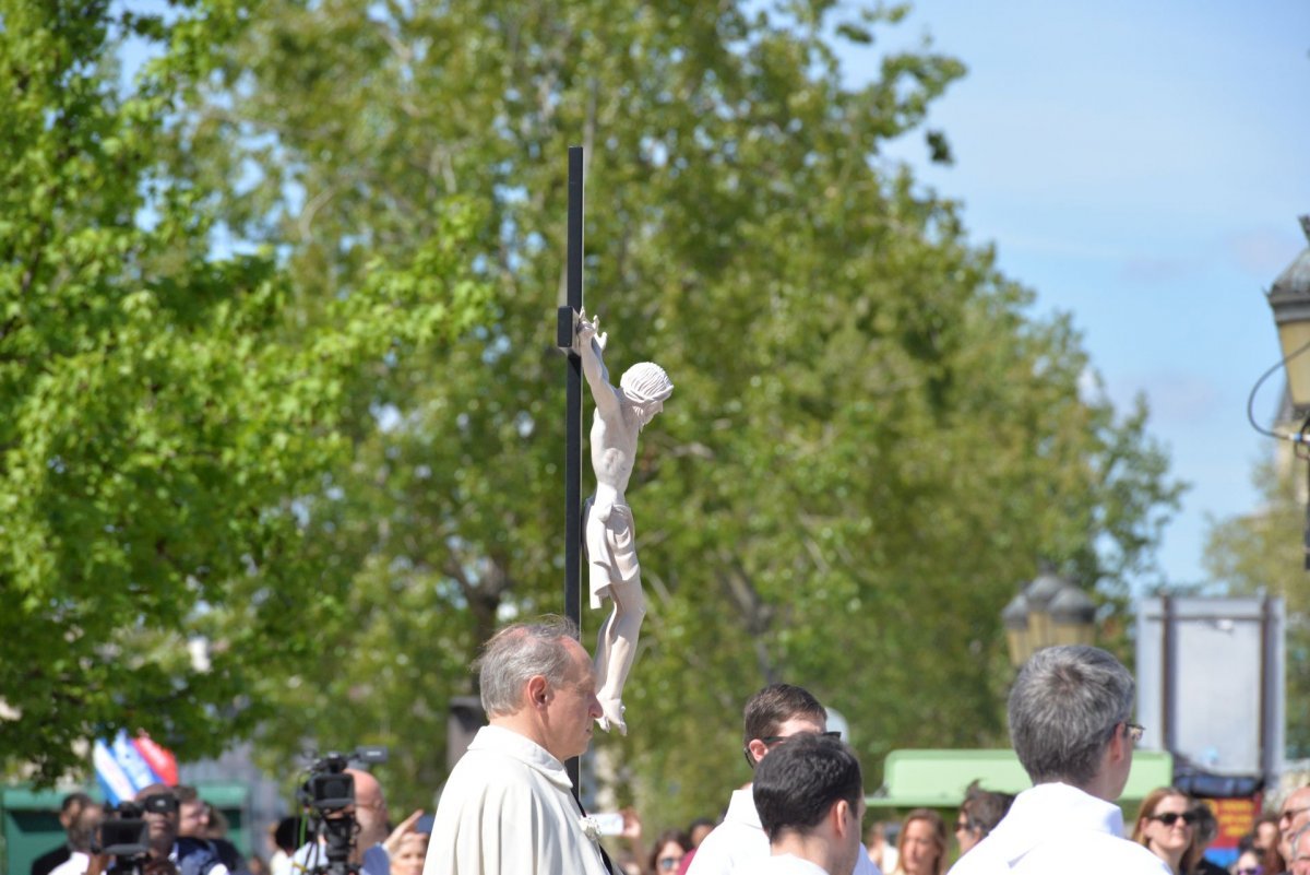 Méditation au pied de la croix avec Charles de Foucauld. © Marie-Christine Bertin / Diocèse de Paris.