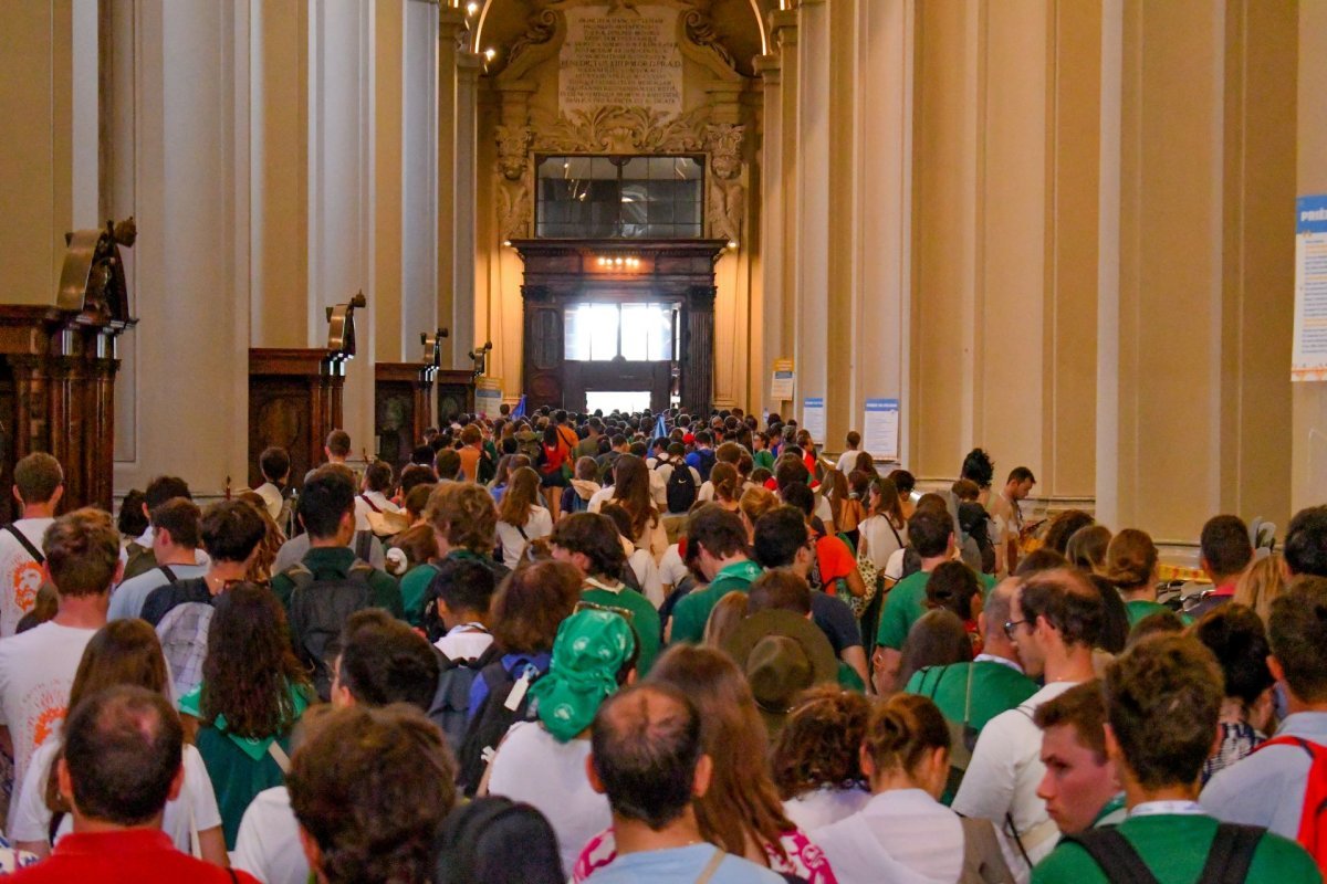 Mercredi 30 juillet - Passage de la Porte sainte. © Clémence Vecten – Diocèse de Paris.