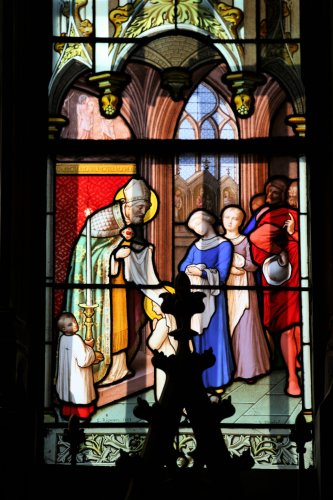 Consécration de sainte Geneviève. Geneviève grandit, visite les pauvres et les malades et se prépare à consacrer sa vie à Dieu. C'est l'évêque Marcel qui préside la cérémonie de consécration, lui remettant le voile, (…) (c) D. R..